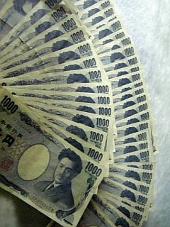 大量の千円札３